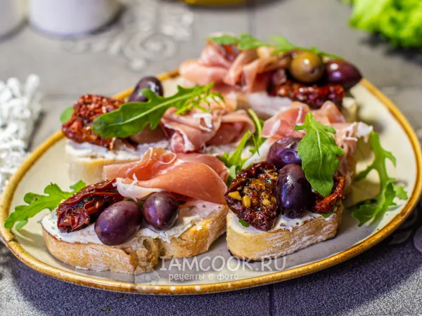 Фото готового блюда: Брускетта с хамоном и вялеными томатами