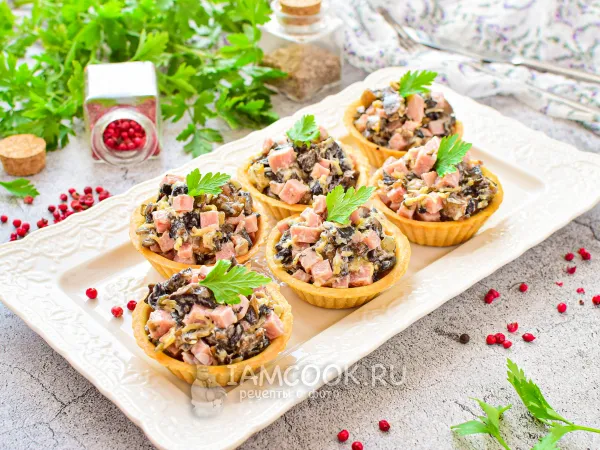 Фото блюда: Тарталетки с ветчиной, грибами и сыром