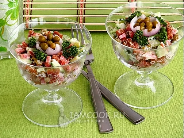 Фото готового блюда: Салат с сухариками и копчёной колбасой