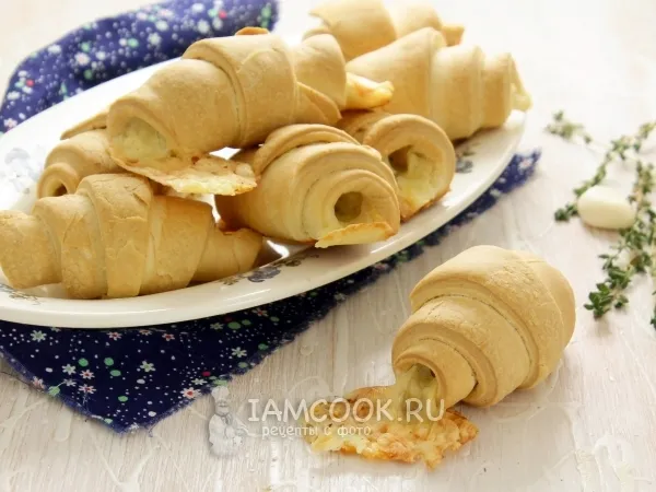 Фото блюда: Рогалики из слоеного дрожжевого теста с моцареллой