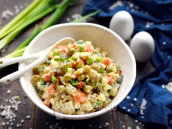 Фото готового блюда: Салат «Столичный» с индейкой