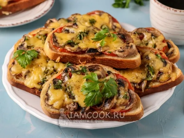 Фото готового блюда: Горячие бутерброды с грибами и помидорами