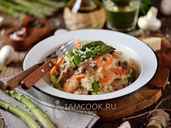 Фото готового блюда: Ризотто со спаржей, грибами и креветками
