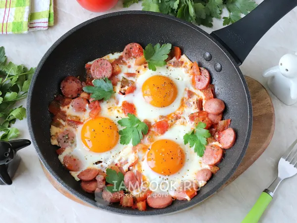 Фото готового блюда: Яичница с сосисками и помидорами