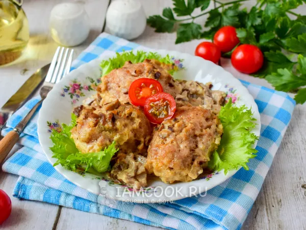 Фото готового блюда: Котлеты в грибном соусе в духовке