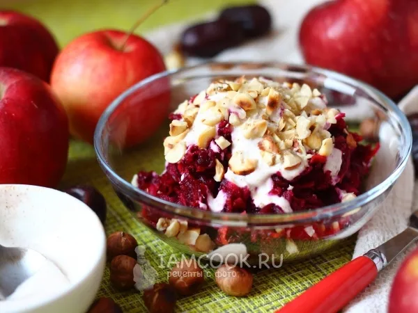 Фото готового блюда: Сладкий салат со свёклой и финиками