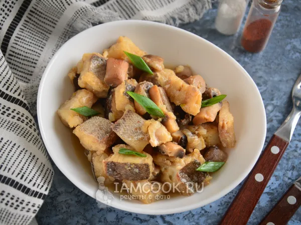 Фото готового блюда: Тушеный минтай с грибами в мультиварке