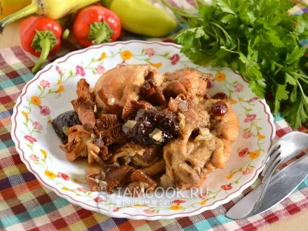 Фото блюда: Тушеный кролик с лисичками и сухофруктами