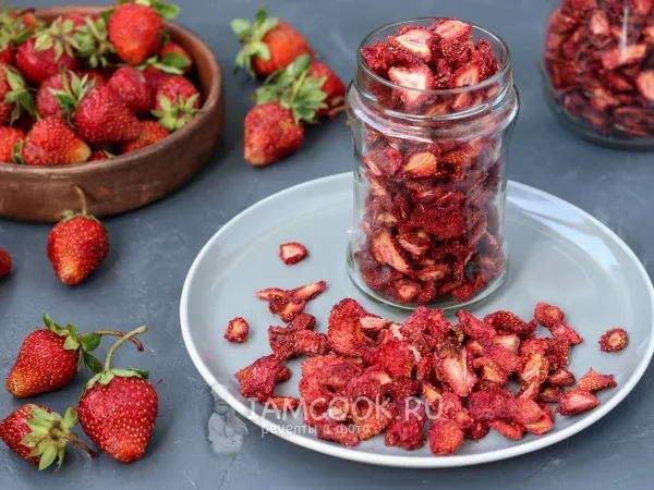 Фото блюда: Чипсы из клубники в сушилке