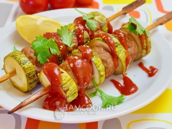 Фото готового блюда: Кебаб из кабачка и фарша