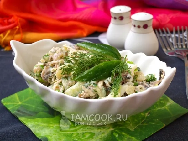 Фото готового блюда: Салат с индейкой, шампиньонами и свежим огурцом