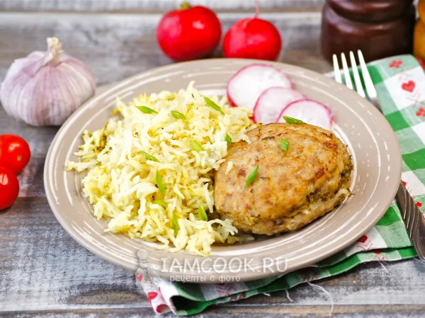 Фото готового блюда: Рис с котлетами в духовке