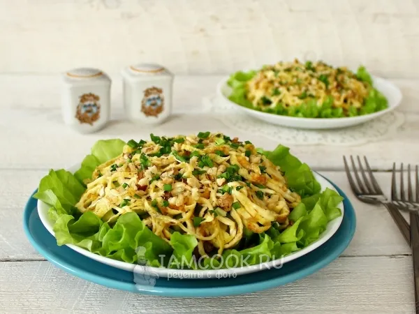 Фото готового блюда: Салат «Римский» с говядиной и яичными блинчиками