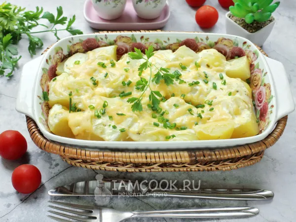 Фото готового блюда: Картошка в чесночном соусе в духовке